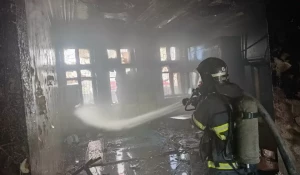 Пожар в заброшенном здании Барнаула.