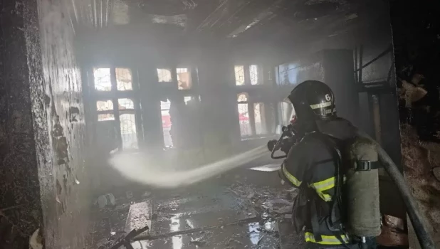 Пожар в заброшенном здании Барнаула.