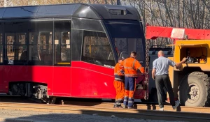 Трамвай сошел с рельсов в Барнауле.