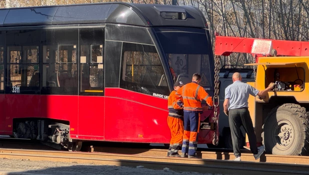 Трамвай сошел с рельсов в Барнауле.