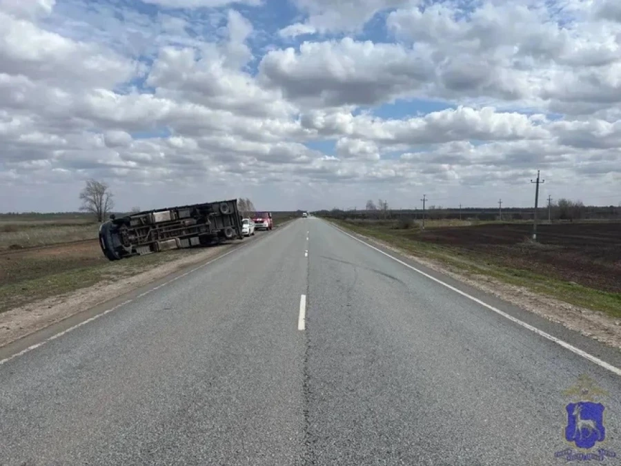 Грузовик опрокинулся на трассе