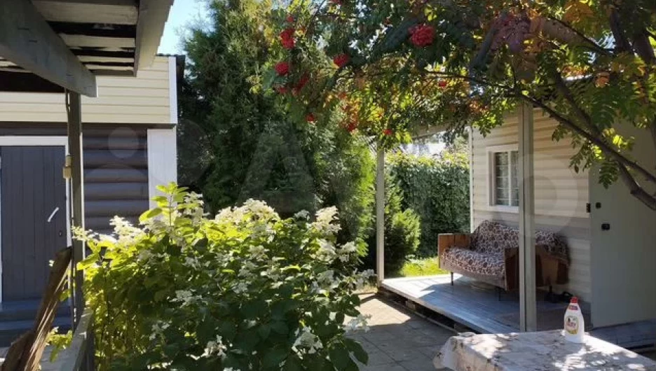 Дача с живописным участком и беседкой под Барнаулом.