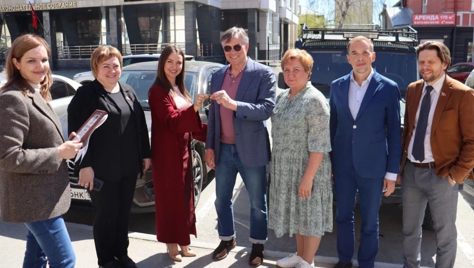 Предприниматель из Барнаула Екатерина Серебрякова передала УАЗ для отправки в зону СВО.