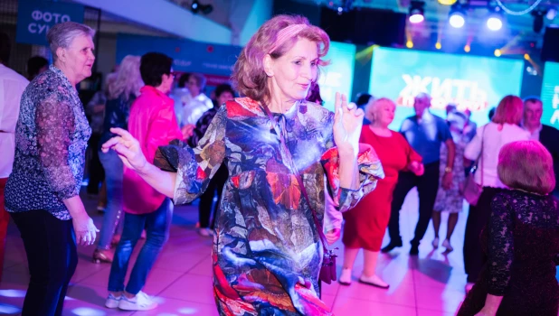 Дискотека для людей «серебряного» возраста в Барнауле.