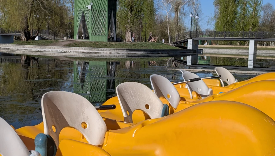 Катамараны в барнаульском парке «Изумрудный».