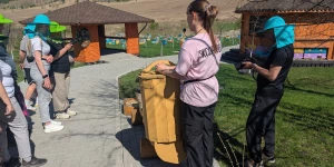 На Алтае приглашают погладить пчел, поспать на них и попробовать мед.