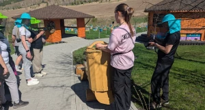 На Алтае приглашают погладить пчел, поспать на них и попробовать мед.