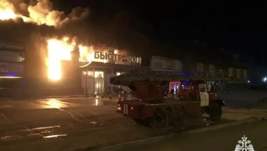 Ночью под Новосибирском сгорел ТЦ «Апельсин»