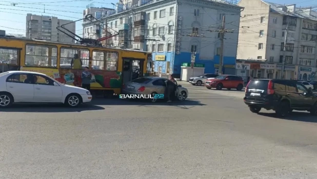 ДТП с трамваем и автомобилем в Барнауле.