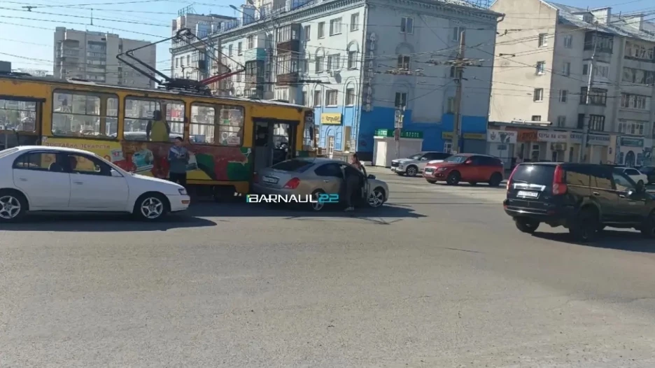 ДТП с трамваем и автомобилем в Барнауле.