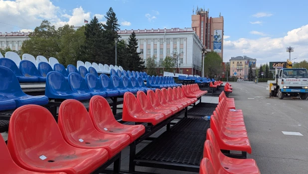 Подготовка к 9 мая на площади Советов.