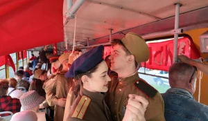Трамвай «Домой с Победой!».