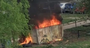 Возгорание произошло во дворе рядом со школой №117 в Барнаул.
