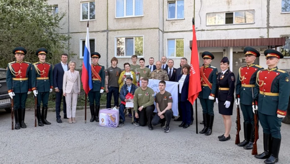 В канун Дня Победы в Барнауле проходят «Парады у домов ветеранов».