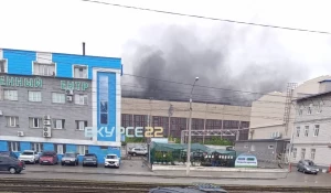 Пожар в производственном здании в Барнауле.