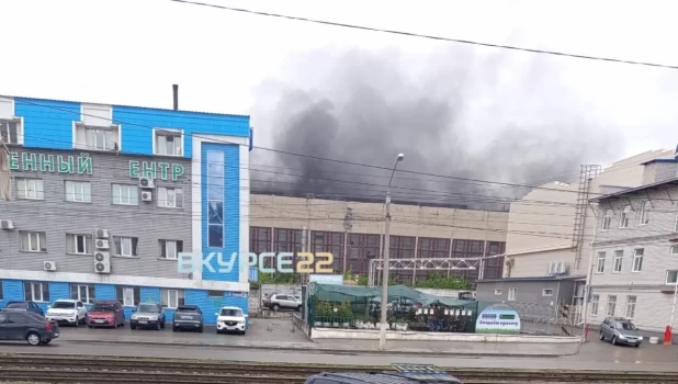 Пожар в производственном здании в Барнауле.