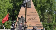 В сквере им. Кири Баева возложили цветы к стеле заводам Победы.