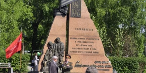 В сквере им. Кири Баева возложили цветы к стеле заводам Победы.