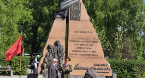 В сквере им. Кири Баева возложили цветы к стеле заводам Победы.