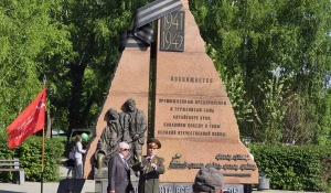 В сквере им. Кири Баева возложили цветы к стеле заводам Победы.