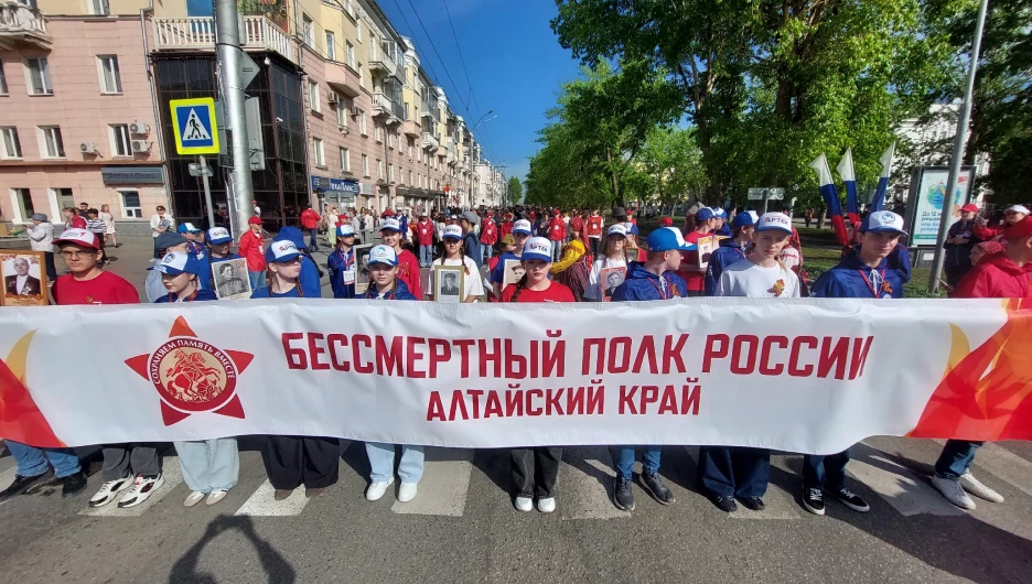 В Барнауле уже началось шествие «Бессмертного полка».
