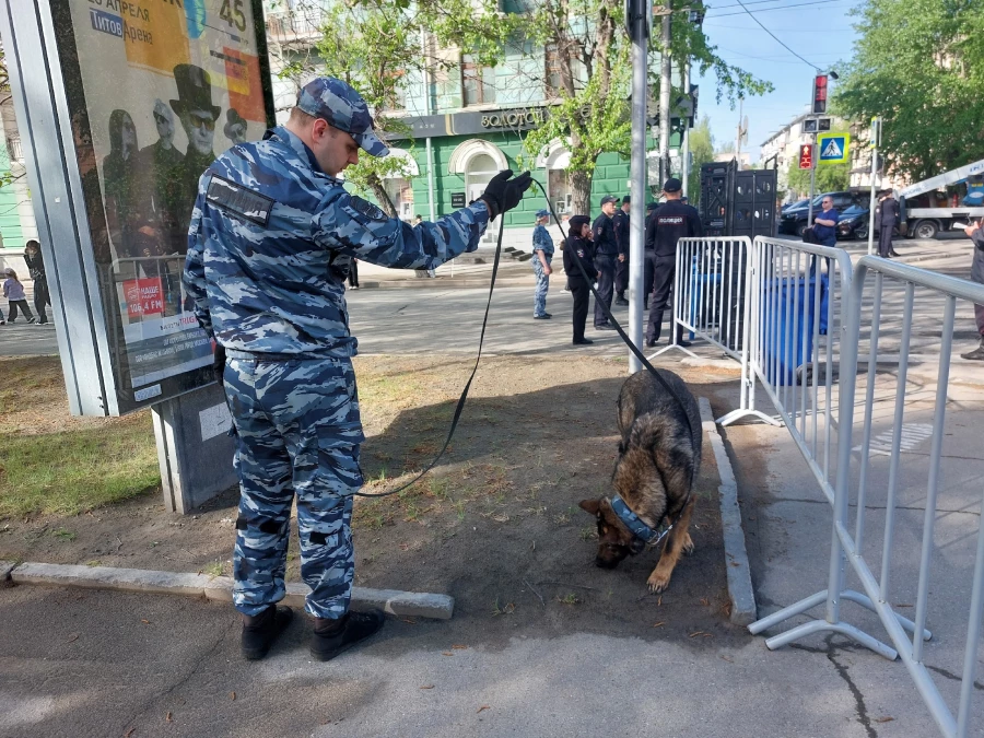 В центре Барнаула горожанам раздают георгиевские ленты и воду.