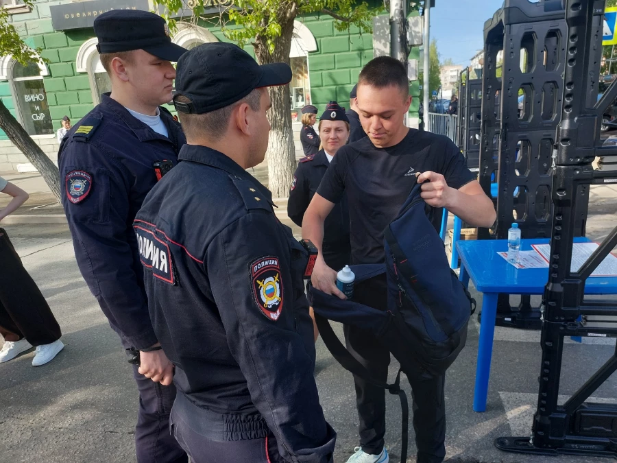 В центре Барнаула горожанам раздают георгиевские ленты и воду.