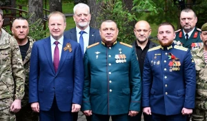 Виктор Томенко 8 мая побывал в краевом госпитале для ветеранов войн и поздравил с наступающим Днем Победы находящихся там фронтовиков, ветеранов локальных войн, участников СВО.