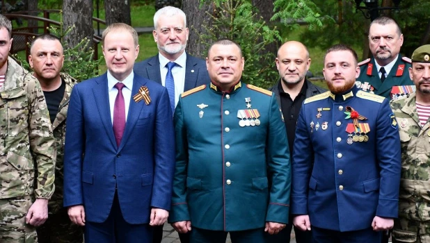 Виктор Томенко 8 мая побывал в краевом госпитале для ветеранов войн и поздравил с наступающим Днем Победы находящихся там фронтовиков, ветеранов локальных войн, участников СВО.