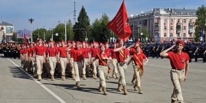 Торжественное шествие войск Барнаульского гарнизона проходит в Барнауле.