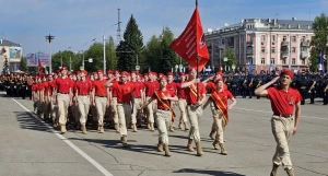Торжественное шествие войск Барнаульского гарнизона проходит в Барнауле.