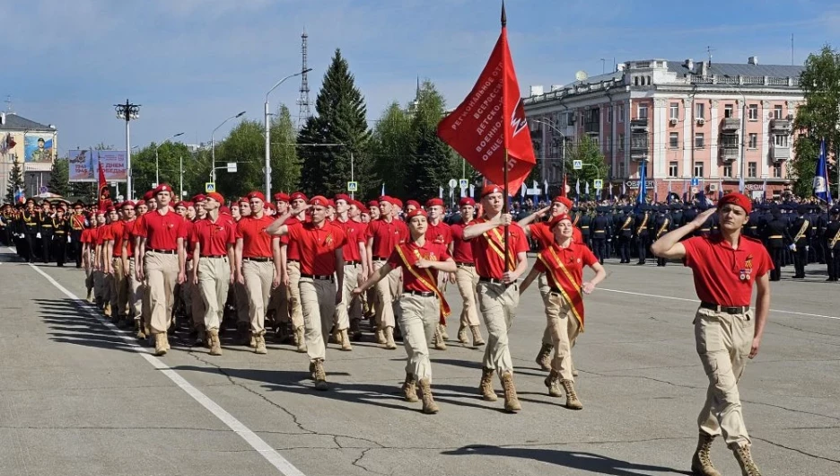 Торжественное шествие войск Барнаульского гарнизона проходит в Барнауле.