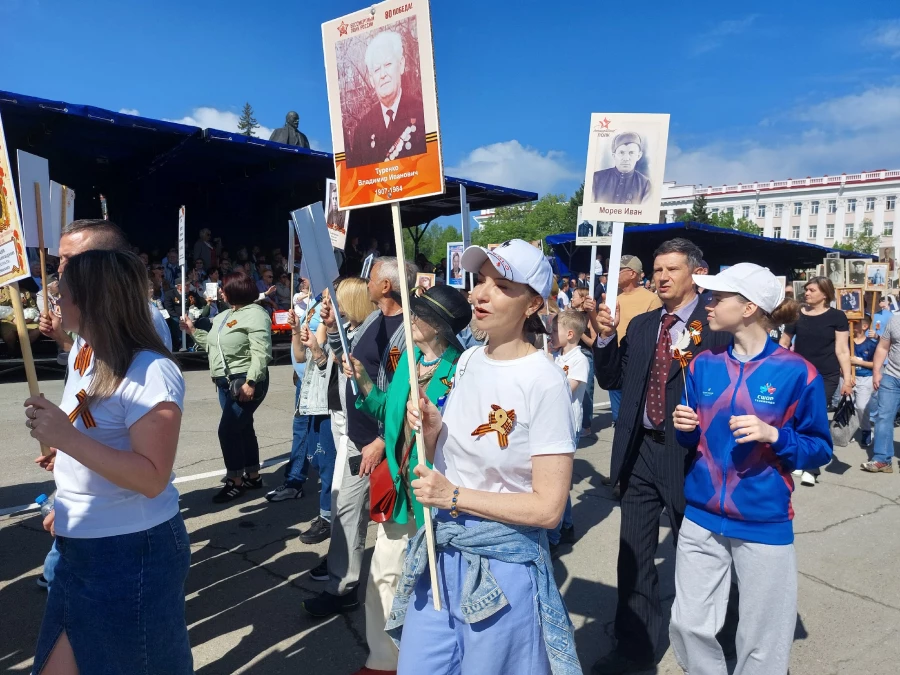 В Барнауле уже началось шествие «Бессмертного полка». Фоторепортаж altapress.ru.