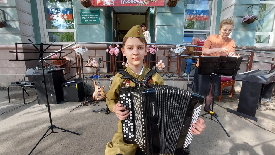 Барнаул отмечает День Победы. Праздничная атмосфера в фоторепортаже altapress.ru