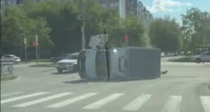 Грузовик «лег» на бок в Барнауле