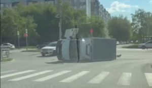 Грузовик «лег» на бок в Барнауле