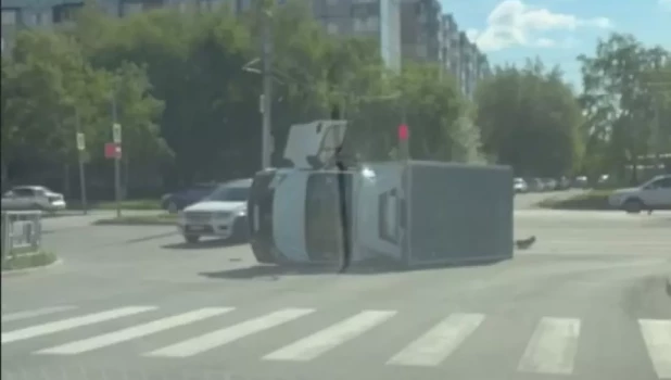 Грузовик «лег» на бок в Барнауле