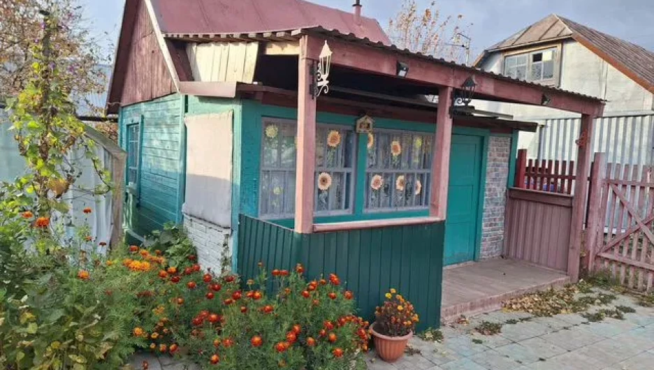 Дача с отдельным домиком для детей в Барнауле.