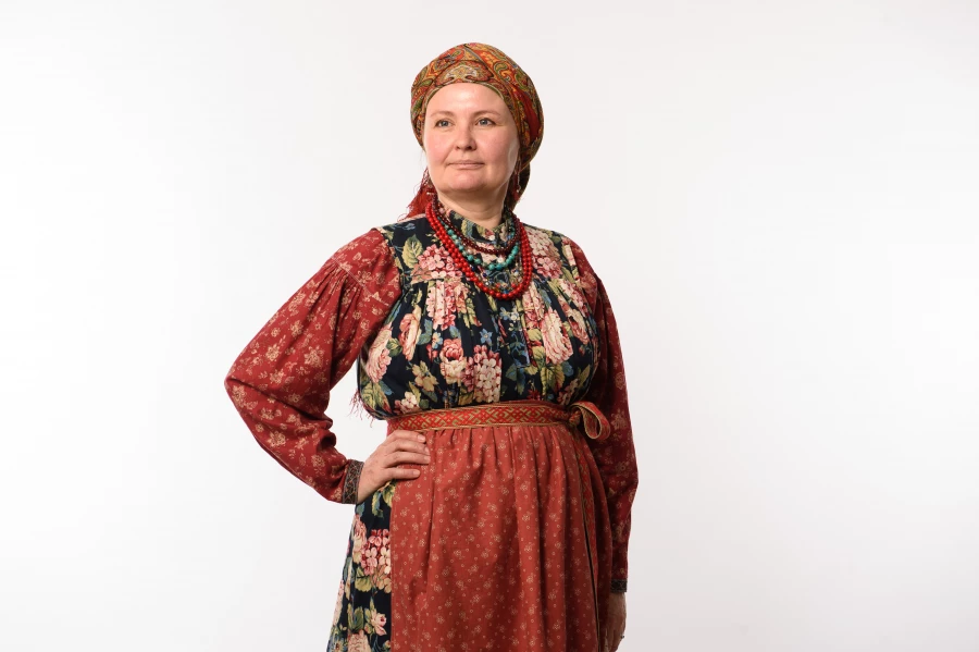 Образец русского народного костюма. На фото: Ирина Красильникова, руководитель фольклорной студии «Жили-были» Дома народов Алтайского края.