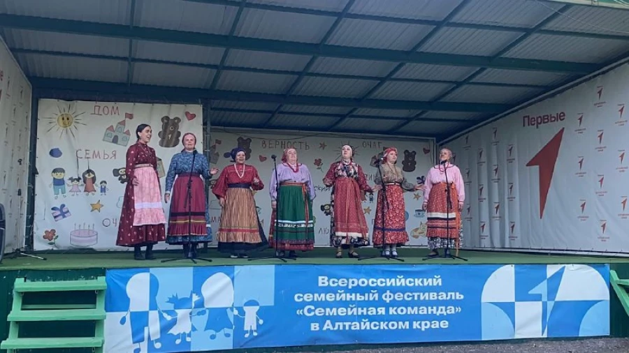 Коллектив фольклорной студии «Жили-были» Дома народов Алтайского края.