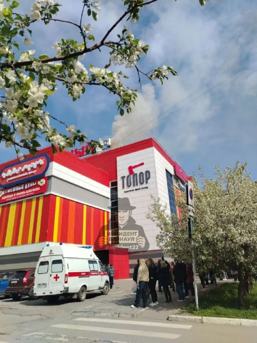 В барнаульском ТРЦ «Праздничный» загорелся ресторан.