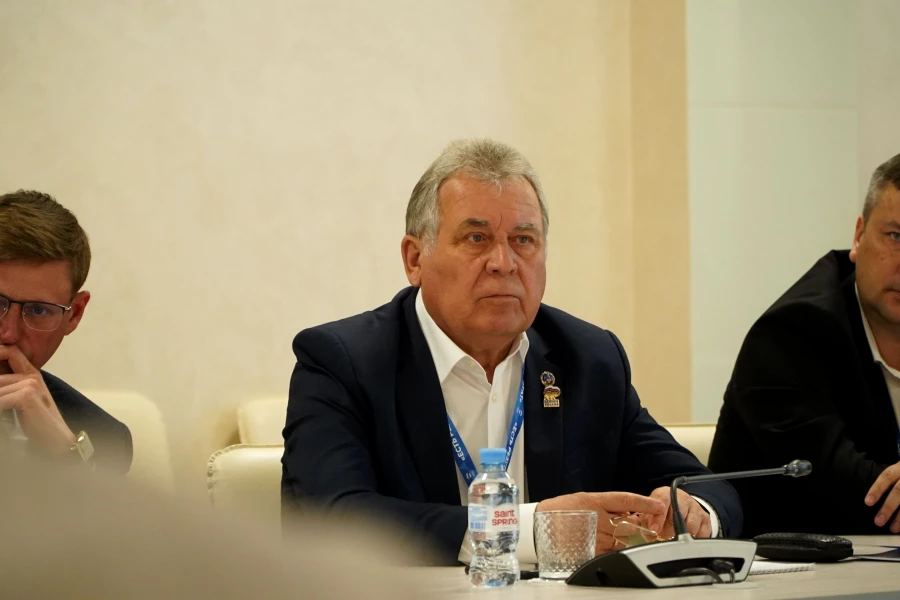 Александр Романенко на отчетно-программном форуме сибирских единороссов «Есть результат!» в Омске.