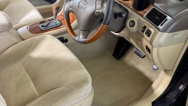 В Барнауле продают Toyota Windom.