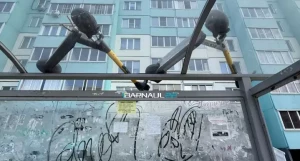 Самокаты на крыше остановки в Барнауле. 