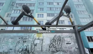 Самокаты на крыше остановки в Барнауле. 