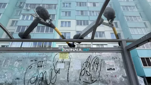 Самокаты на крыше остановки в Барнауле. 