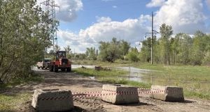 Перекрытая дорога к острову Шубинский в Барнауле.