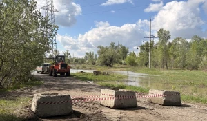 Перекрытая дорога к острову Шубинский в Барнауле.