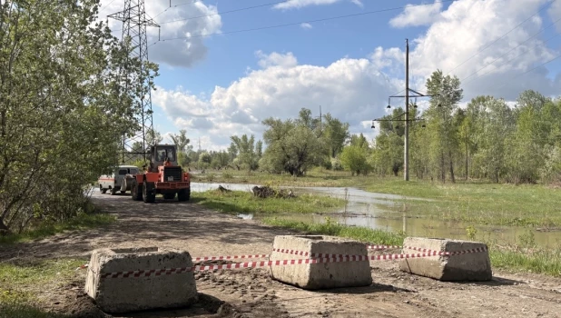 Перекрытая дорога к острову Шубинский в Барнауле.