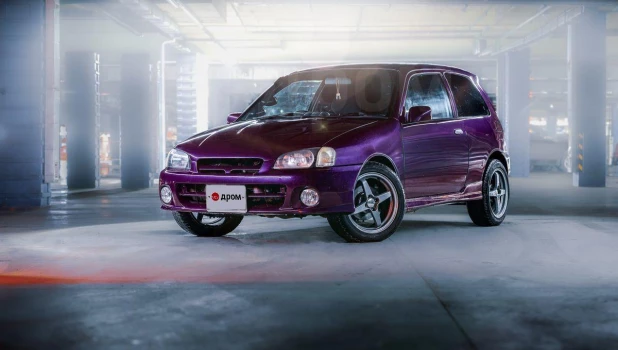 Toyota Starlet 1998 года продают в Барнауле.